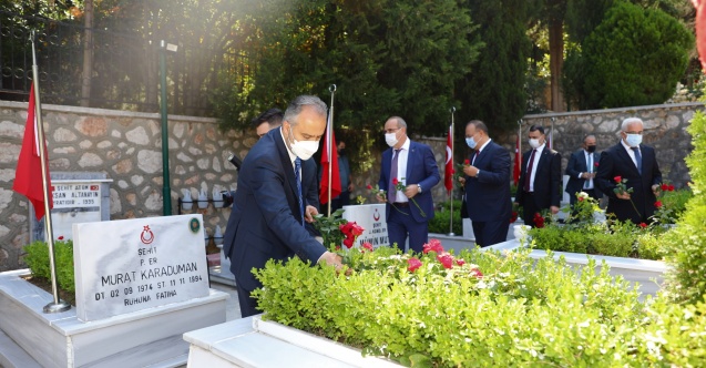 Şehitlikte duygusal anma