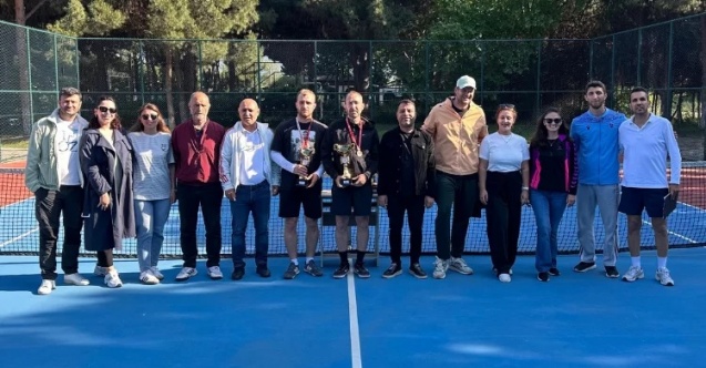 Orhangazi‘de 19 Mayıs Coşkusu Kortlara Taşındı: Tenis Turnuvası sona erdi
