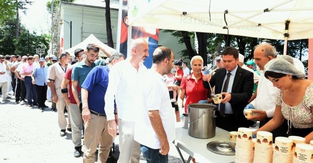 Başkan Aydın vatandaşlara aşure dağıttı