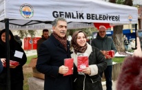 Gemlik Belediyesi’nden Türk Bayrağı dağıtımı