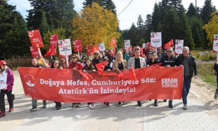 Uludağ’da yüzlerce kişi Cumhuriyetin izinde yürüdü