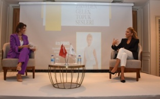 “Zirveden Gelen Topuk Sesleri”nin konuğu Arzu Sabancı oldu