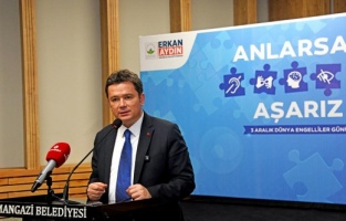 Başkan Erkan Aydın engelleri sevgiyle aştı
