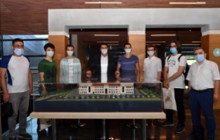 Başkan Dündar ilk mezunları ağırladı