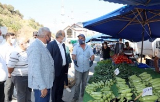 Başkan Türkyılmaz’dan Cuma pazarına ziyaret