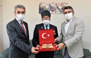 Başkan Yılmaz’dan 89 yaşındaki gaziye ziyaret