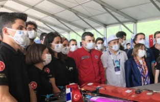 Selçuk Bayraktar’dan BTÜ’ye tam not