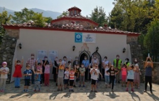 Yıldırımlı minikler sağlıklı gülümsüyor