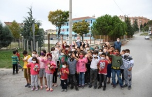 Başkan Taban’dan sokakları temizleyen çocuklara sürpriz ziyaret