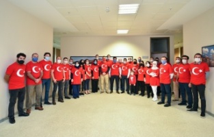 Büyükşehir Belediyesi ay yıldıza büründü