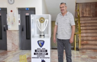 Karacabey Belediyespor’un kupası görücüye çıktı