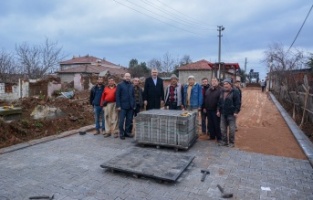 Karacabey’de parke taşı çalışmaları sürüyor
