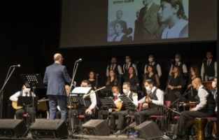 Öğretmenler öğrencileri ile sahnede