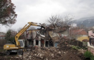 81 Metruk Bina Yıkıldı