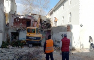 Altınkurnalar Camiine  nefes aldıran yıkım