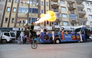 Kültür sanat otobüsü sokağınıza misafir oluyor