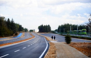 Üniversitenin yenilenen yolu trafiğe açılıyor