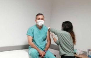 İlk gün 10 binin üzerinde sağlık çalışanı aşı oldu.