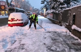 Kaldırımlar kar ve buzdan temizleniyor