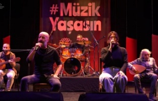 Sahne Bursalı müzisyenlerin