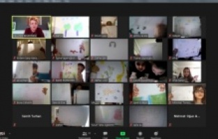 Dinledikleri şarkıyı resimle ifade ettiler