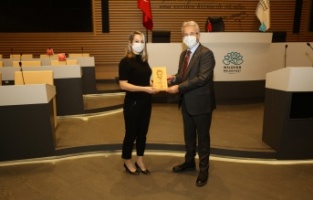 Ödülünü Başkan Turgay Erdem’den aldı