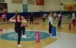 Bursa Nilüfer'de kadın çalışanlar "Tabata" ile form tutuyor