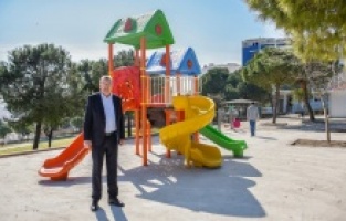 Karacabey’de kentle bütünleşen parklar inşa ediliyor