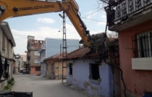 Bursa: Osmangazi'de metruk binalar yıkılıyor