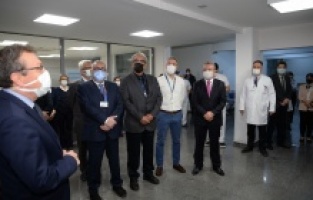 Hastane klinikleri yenilenen yüzleriyle hizmete devam ediyor