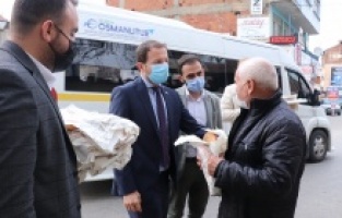 Vekil Kılıç pide dağıttı