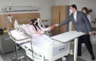 AK Parti Milletvekili Kılıç'tan yeni annelere karanfil