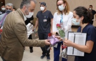 Başkan Aktaş’tan hemşirelere karanfilli kutlama