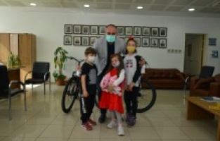 Bursa'da Harçlığını bağışlayan çocuklara Sertaslan’dan hediye