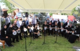 Kadınlar hem eskilere hem hayata renk kattı