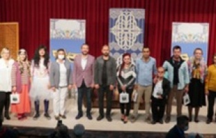 Bölge tiyatrosu izleyenleri kahkahaya boğdu