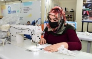 Anneler öğreniyor çocuklar eğleniyor