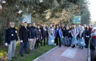 Üniversitenin gönüllüleri kampüsteki atıkları topladı