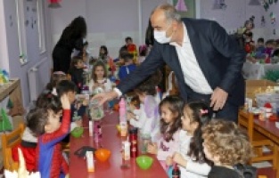 Başkan Türkyılmaz'dan kreş öğrencilerine yeni yıl hediyesi