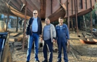 Karacabey'de 200 tonluk dev balıkçı teknesi karadan yürütüldü