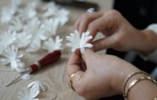 İpek kozaları Yıldırımlı kadınların elinde çiçek oluyor