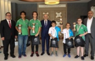 Nilüferli sporcular kupa sevincini Başkan Erdem’le paylaştı