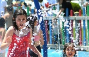 Çocuklar bayramı su oyunları parkında geçirdi