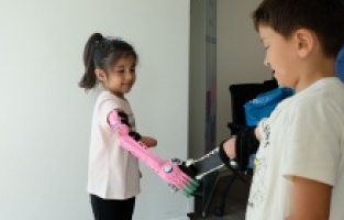 Robot eller çocukların yüzünü güldürdü