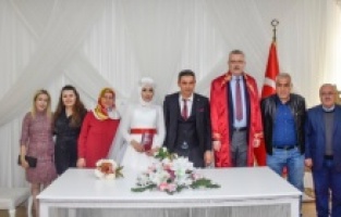 Depremzede çift Karacabey'de dünya evine girdi