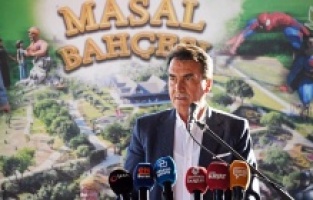 Başkan Dündar çocuklarla masal bahçesini gezdi