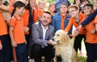 Başkan Tanır ve Öğrenciler Patili Dostları Yalnız Bırakmadı
