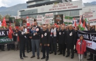 Sağlık çalışanları Gazze için siyah önlük giydi