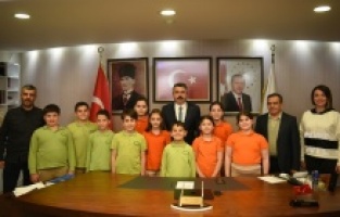 Başkan Yılmaz, koltuğu yıldırımlı miniklere bıraktı