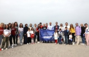 MUDÜ’lü öğrenciler Mudanya sahilini temizledi